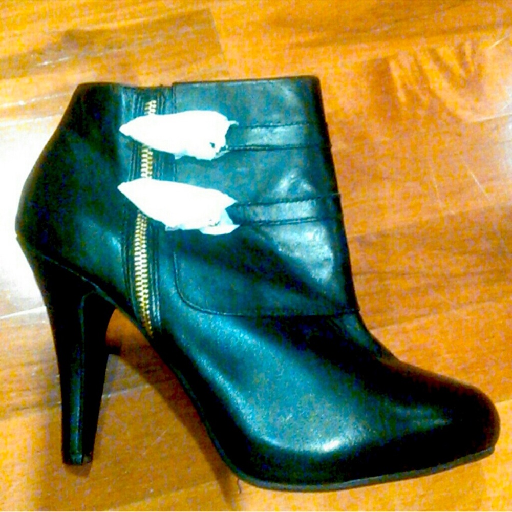 NWOT Me Too Leather Heeled Boots